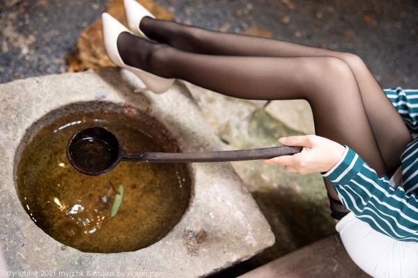    MyGirl美媛馆-绮里嘉Ula：长三角旅拍私房写真，绿条纹衬衫与黑蕾丝内衣的唯美碰撞，极致黑丝美腿诱惑，无圣光大尺度赏析第17张图片