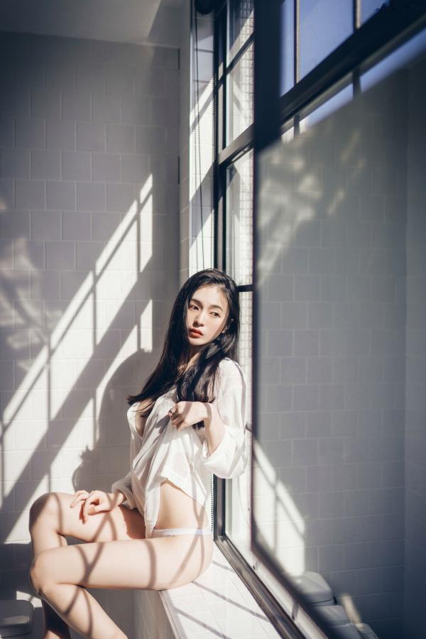    JVID辰辰-午后阳光下的清纯私房美图，仙气十足的透视连衣穿搭，尽显迷人透亮，唯美光影下的性感女神第4张图片