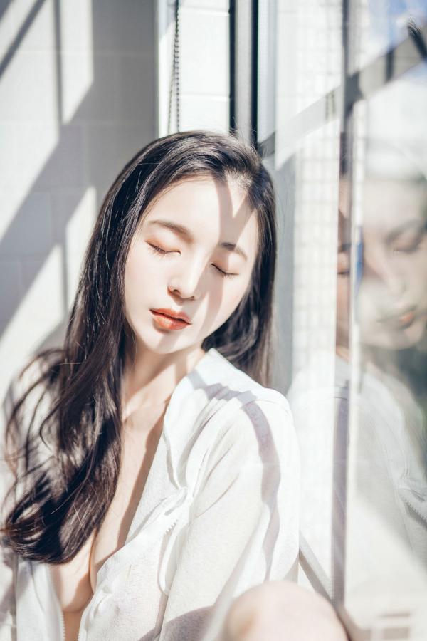    JVID辰辰-午后阳光下的清纯私房美图，仙气十足的透视连衣穿搭，尽显迷人透亮，唯美光影下的性感女神第6张图片