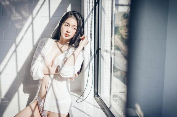    JVID辰辰-午后阳光下的清纯私房美图，仙气十足的透视连衣穿搭，尽显迷人透亮，唯美光影下的性感女神第13张图片