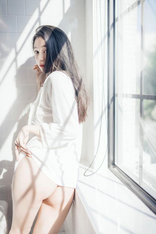   JVID辰辰-午后阳光下的清纯私房美图，仙气十足的透视连衣穿搭，尽显迷人透亮，唯美光影下的性感女神第14张图片