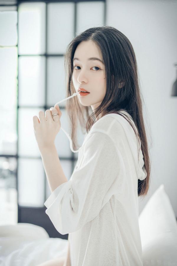    JVID辰辰-午后阳光下的清纯私房美图，仙气十足的透视连衣穿搭，尽显迷人透亮，唯美光影下的性感女神第21张图片