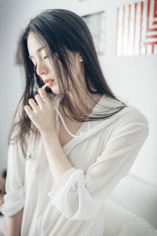    JVID辰辰-午后阳光下的清纯私房美图，仙气十足的透视连衣穿搭，尽显迷人透亮，唯美光影下的性感女神第22张图片
