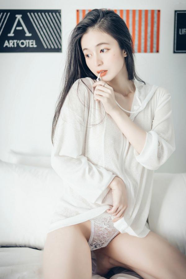    JVID辰辰-午后阳光下的清纯私房美图，仙气十足的透视连衣穿搭，尽显迷人透亮，唯美光影下的性感女神第23张图片