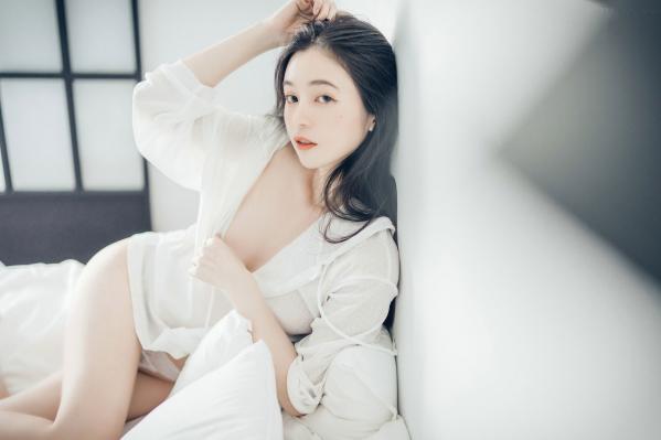    JVID辰辰-午后阳光下的清纯私房美图，仙气十足的透视连衣穿搭，尽显迷人透亮，唯美光影下的性感女神第25张图片