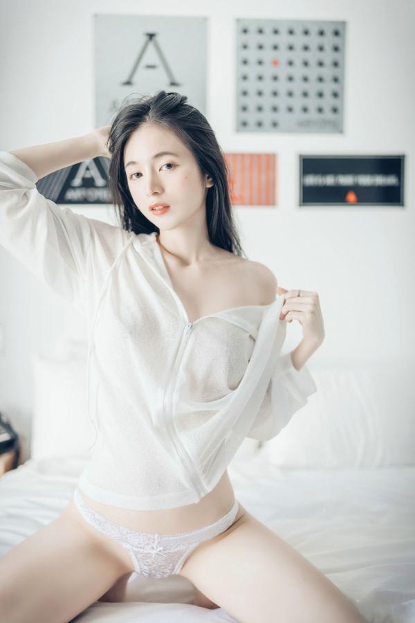    JVID辰辰-午后阳光下的清纯私房美图，仙气十足的透视连衣穿搭，尽显迷人透亮，唯美光影下的性感女神第28张图片