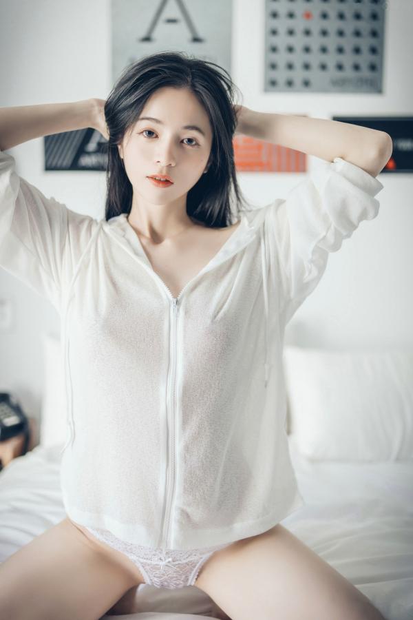    JVID辰辰-午后阳光下的清纯私房美图，仙气十足的透视连衣穿搭，尽显迷人透亮，唯美光影下的性感女神第29张图片