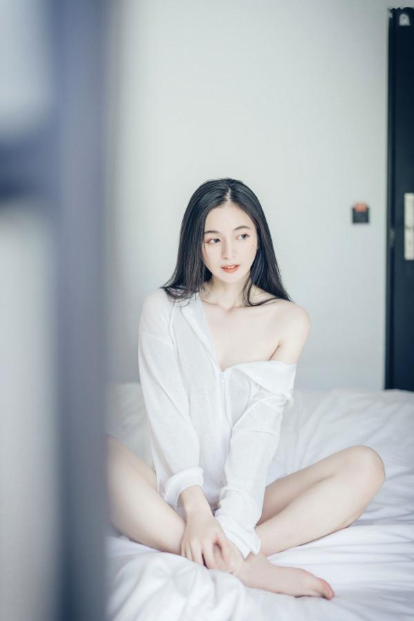    JVID辰辰-午后阳光下的清纯私房美图，仙气十足的透视连衣穿搭，尽显迷人透亮，唯美光影下的性感女神第30张图片