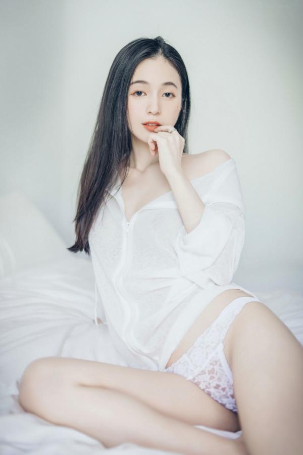    JVID辰辰-午后阳光下的清纯私房美图，仙气十足的透视连衣穿搭，尽显迷人透亮，唯美光影下的性感女神第31张图片