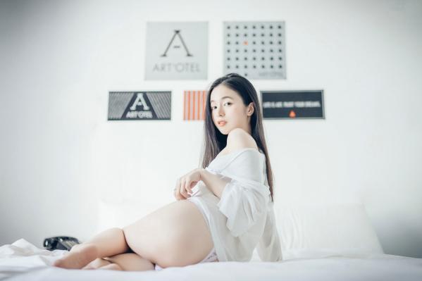    JVID辰辰-午后阳光下的清纯私房美图，仙气十足的透视连衣穿搭，尽显迷人透亮，唯美光影下的性感女神第32张图片