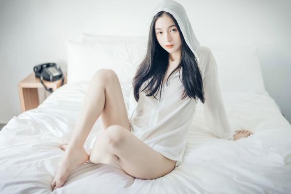    JVID辰辰-午后阳光下的清纯私房美图，仙气十足的透视连衣穿搭，尽显迷人透亮，唯美光影下的性感女神第36张图片