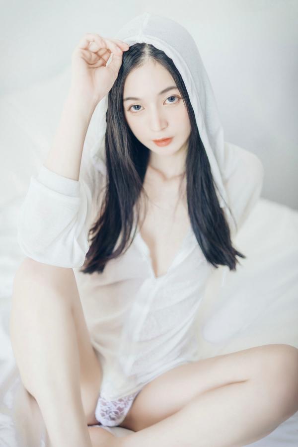    JVID辰辰-午后阳光下的清纯私房美图，仙气十足的透视连衣穿搭，尽显迷人透亮，唯美光影下的性感女神第38张图片