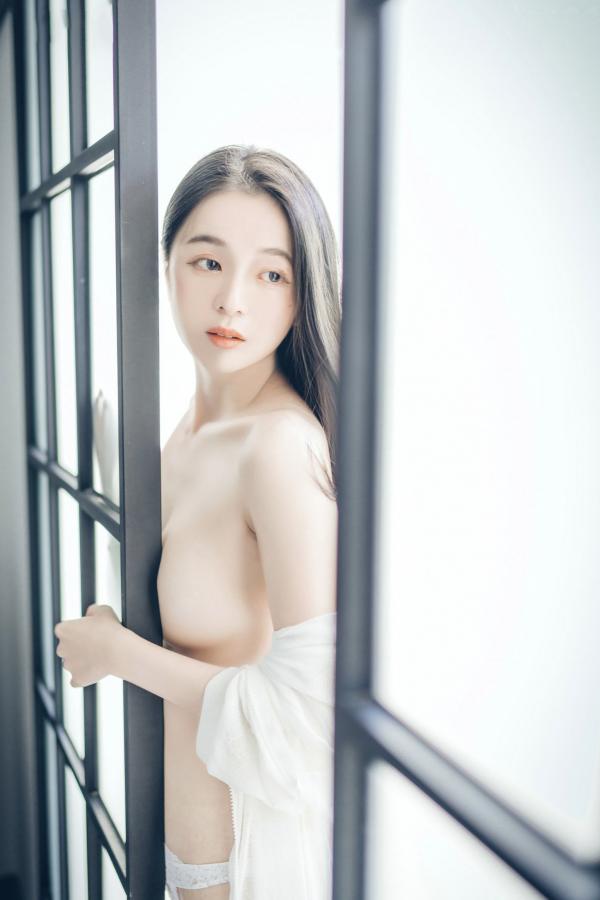    JVID辰辰-午后阳光下的清纯私房美图，仙气十足的透视连衣穿搭，尽显迷人透亮，唯美光影下的性感女神第52张图片