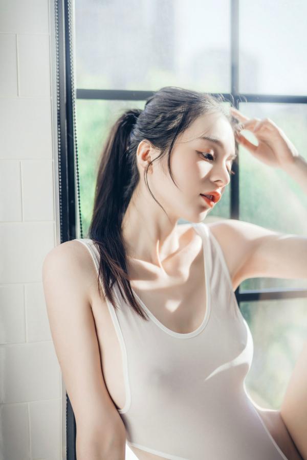    JVID辰辰-午后阳光下的清纯私房美图，仙气十足的透视连衣穿搭，尽显迷人透亮，唯美光影下的性感女神第60张图片