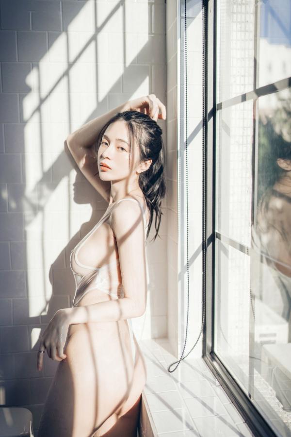    JVID辰辰-午后阳光下的清纯私房美图，仙气十足的透视连衣穿搭，尽显迷人透亮，唯美光影下的性感女神第69张图片