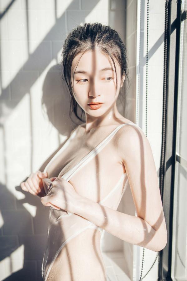    JVID辰辰-午后阳光下的清纯私房美图，仙气十足的透视连衣穿搭，尽显迷人透亮，唯美光影下的性感女神第70张图片