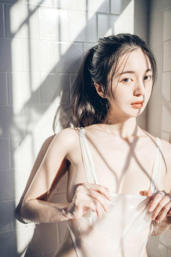    JVID辰辰-午后阳光下的清纯私房美图，仙气十足的透视连衣穿搭，尽显迷人透亮，唯美光影下的性感女神第71张图片