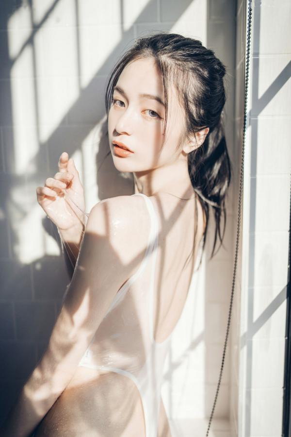    JVID辰辰-午后阳光下的清纯私房美图，仙气十足的透视连衣穿搭，尽显迷人透亮，唯美光影下的性感女神第72张图片