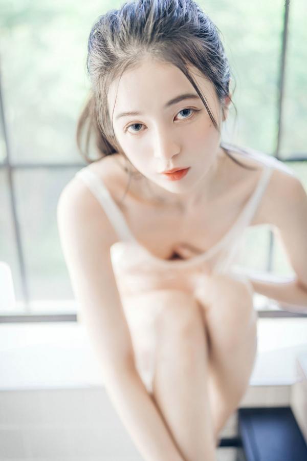    JVID辰辰-午后阳光下的清纯私房美图，仙气十足的透视连衣穿搭，尽显迷人透亮，唯美光影下的性感女神第73张图片