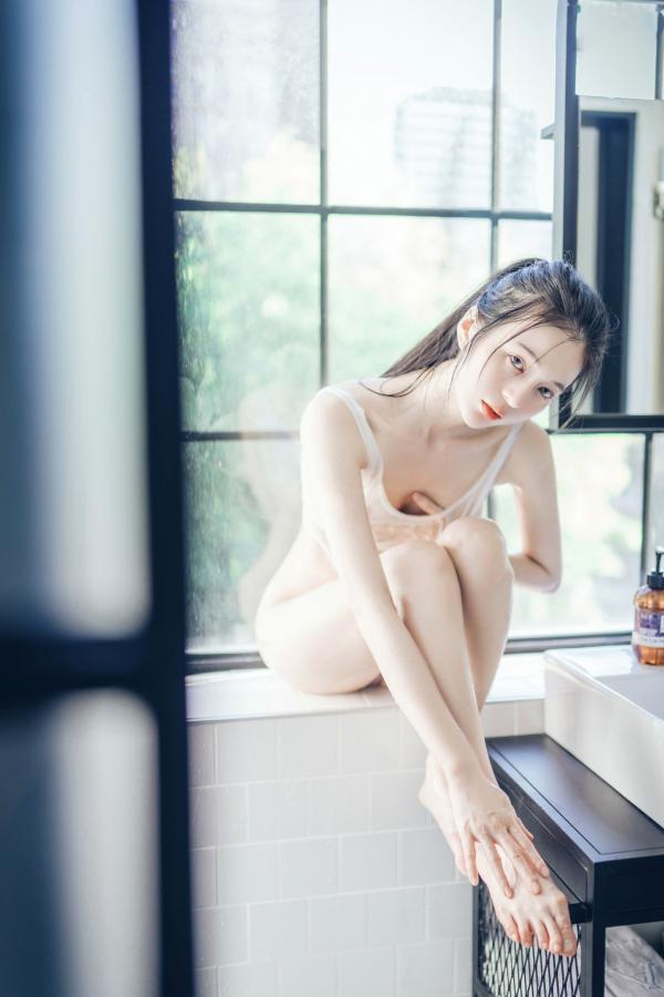    JVID辰辰-午后阳光下的清纯私房美图，仙气十足的透视连衣穿搭，尽显迷人透亮，唯美光影下的性感女神第74张图片