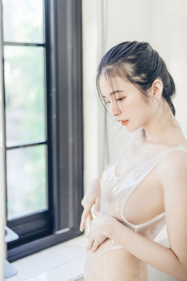    JVID辰辰-午后阳光下的清纯私房美图，仙气十足的透视连衣穿搭，尽显迷人透亮，唯美光影下的性感女神第77张图片