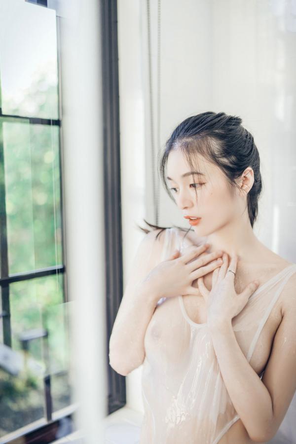    JVID辰辰-午后阳光下的清纯私房美图，仙气十足的透视连衣穿搭，尽显迷人透亮，唯美光影下的性感女神第78张图片