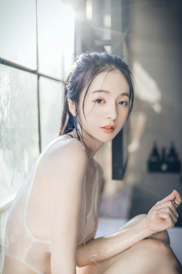    JVID辰辰-午后阳光下的清纯私房美图，仙气十足的透视连衣穿搭，尽显迷人透亮，唯美光影下的性感女神第94张图片