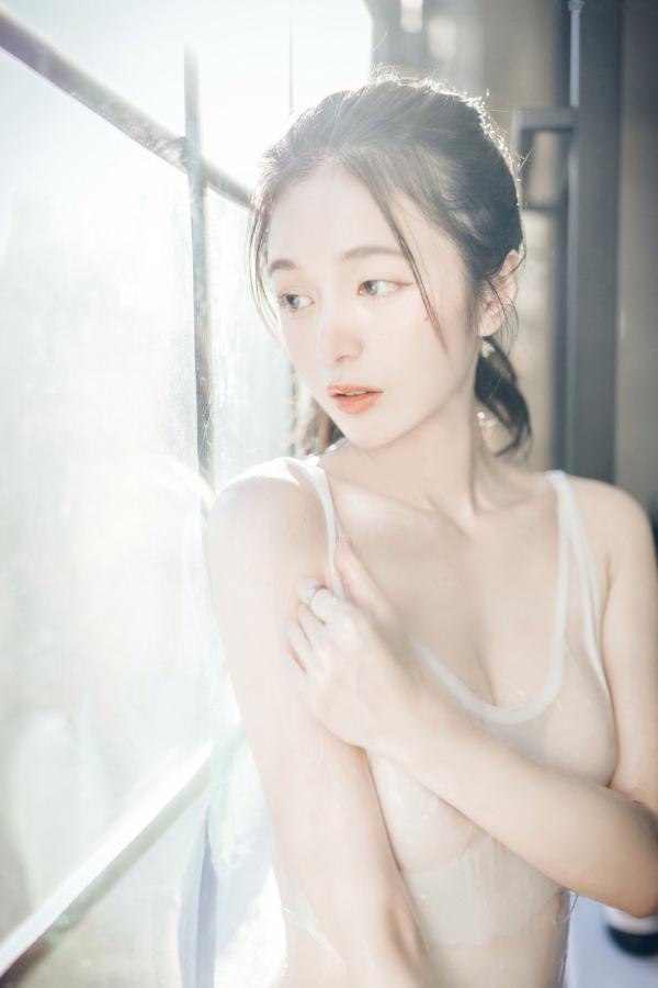    JVID辰辰-午后阳光下的清纯私房美图，仙气十足的透视连衣穿搭，尽显迷人透亮，唯美光影下的性感女神第95张图片