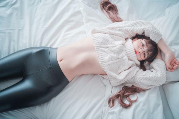    韩国美女模特Jenny私房写真：宽松白毛衣搭配黑色紧身长裤，尽显修长美腿，打造极具诱惑力的室内可爱辣妹风格第3张图片
