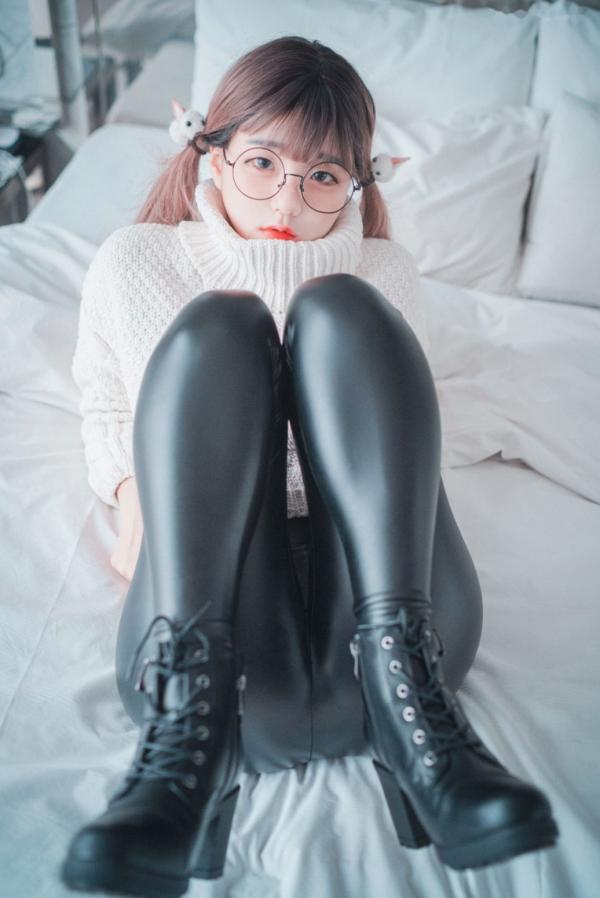    韩国美女模特Jenny私房写真：宽松白毛衣搭配黑色紧身长裤，尽显修长美腿，打造极具诱惑力的室内可爱辣妹风格第4张图片