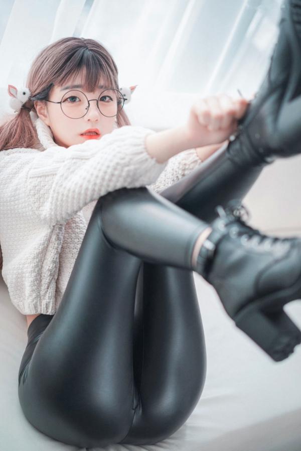    韩国美女模特Jenny私房写真：宽松白毛衣搭配黑色紧身长裤，尽显修长美腿，打造极具诱惑力的室内可爱辣妹风格第8张图片