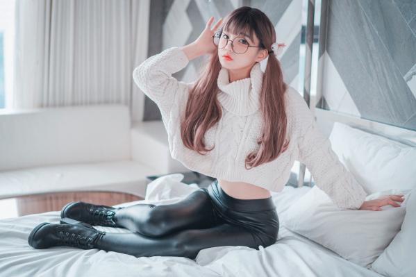    韩国美女模特Jenny私房写真：宽松白毛衣搭配黑色紧身长裤，尽显修长美腿，打造极具诱惑力的室内可爱辣妹风格第12张图片