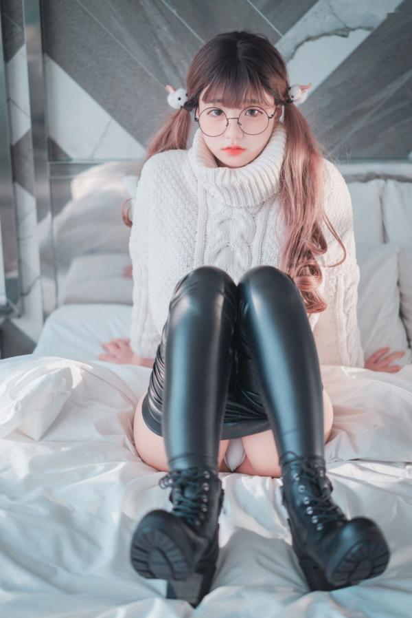    韩国美女模特Jenny私房写真：宽松白毛衣搭配黑色紧身长裤，尽显修长美腿，打造极具诱惑力的室内可爱辣妹风格第16张图片