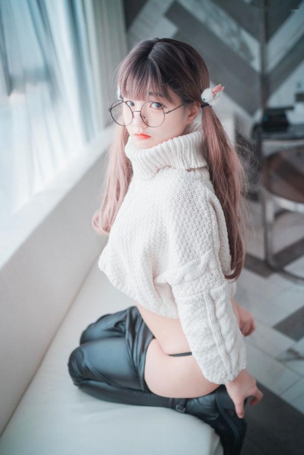    韩国美女模特Jenny私房写真：宽松白毛衣搭配黑色紧身长裤，尽显修长美腿，打造极具诱惑力的室内可爱辣妹风格第20张图片
