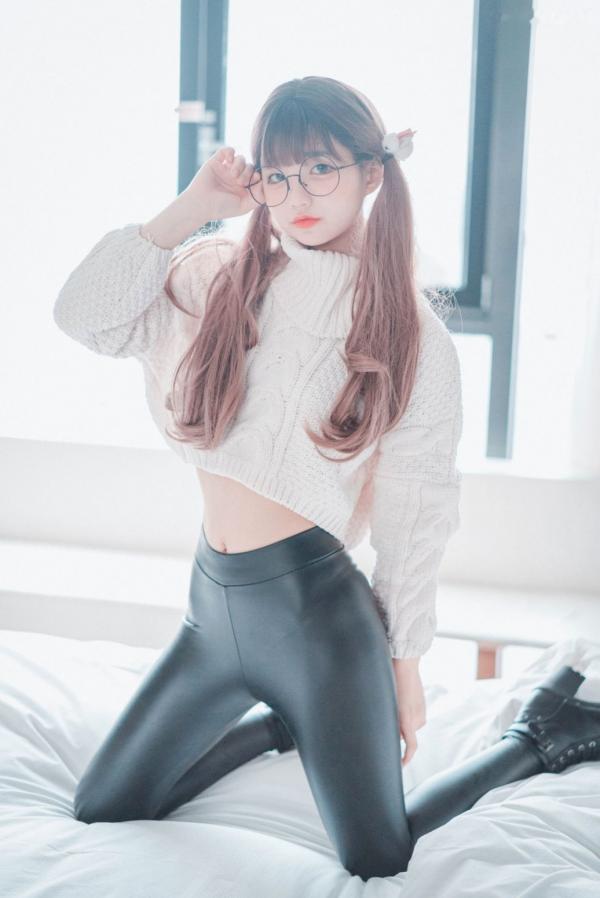    韩国美女模特Jenny私房写真：宽松白毛衣搭配黑色紧身长裤，尽显修长美腿，打造极具诱惑力的室内可爱辣妹风格第23张图片