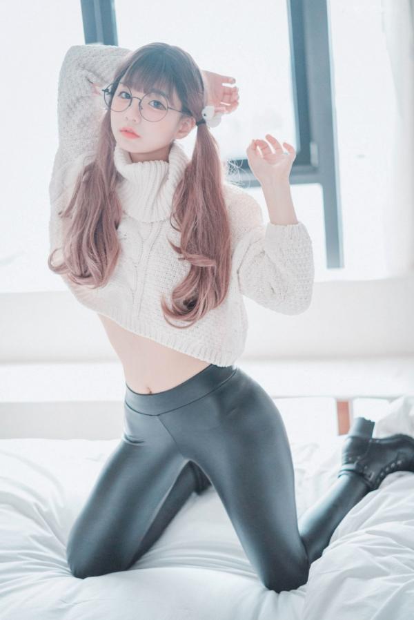    韩国美女模特Jenny私房写真：宽松白毛衣搭配黑色紧身长裤，尽显修长美腿，打造极具诱惑力的室内可爱辣妹风格第34张图片