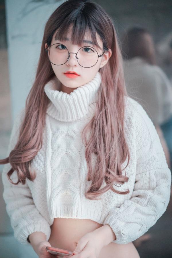    韩国美女模特Jenny私房写真：宽松白毛衣搭配黑色紧身长裤，尽显修长美腿，打造极具诱惑力的室内可爱辣妹风格第35张图片