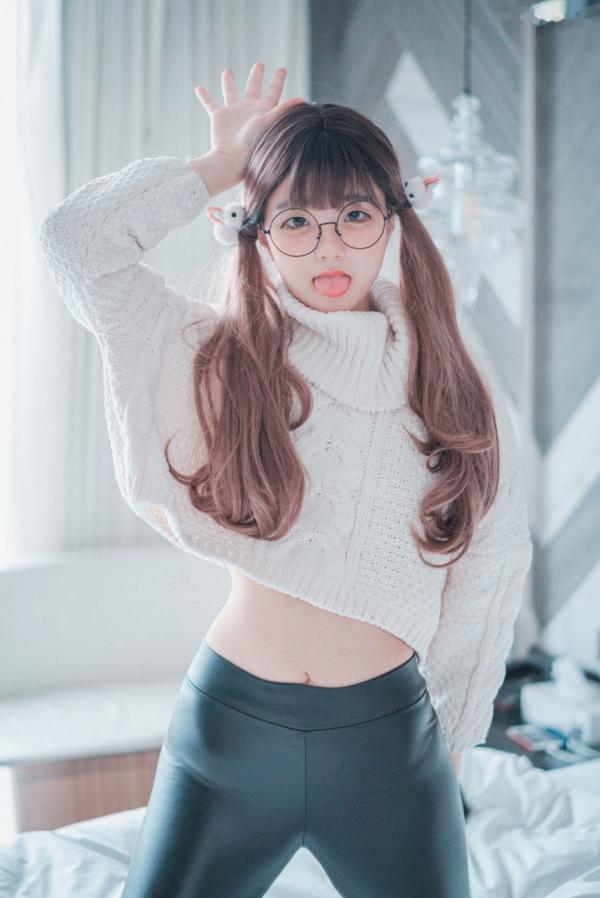    韩国美女模特Jenny私房写真：宽松白毛衣搭配黑色紧身长裤，尽显修长美腿，打造极具诱惑力的室内可爱辣妹风格第36张图片