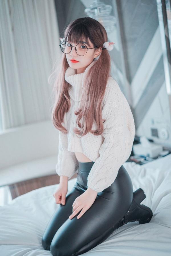    韩国美女模特Jenny私房写真：宽松白毛衣搭配黑色紧身长裤，尽显修长美腿，打造极具诱惑力的室内可爱辣妹风格第37张图片