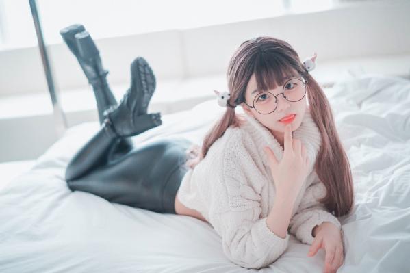    韩国美女模特Jenny私房写真：宽松白毛衣搭配黑色紧身长裤，尽显修长美腿，打造极具诱惑力的室内可爱辣妹风格第40张图片