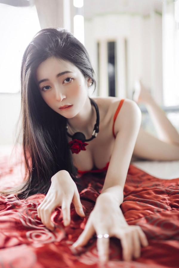    JVID辰辰私房写真：爆炸性感女友系，全裸床照与制服诱惑的极致盛宴第5张图片