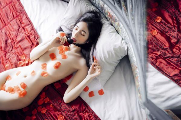    JVID辰辰私房写真：爆炸性感女友系，全裸床照与制服诱惑的极致盛宴第11张图片