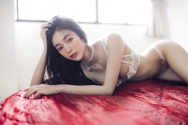    JVID辰辰私房写真：爆炸性感女友系，全裸床照与制服诱惑的极致盛宴第13张图片