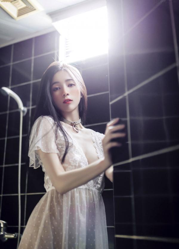    JVID辰辰私房写真：爆炸性感女友系，全裸床照与制服诱惑的极致盛宴第18张图片