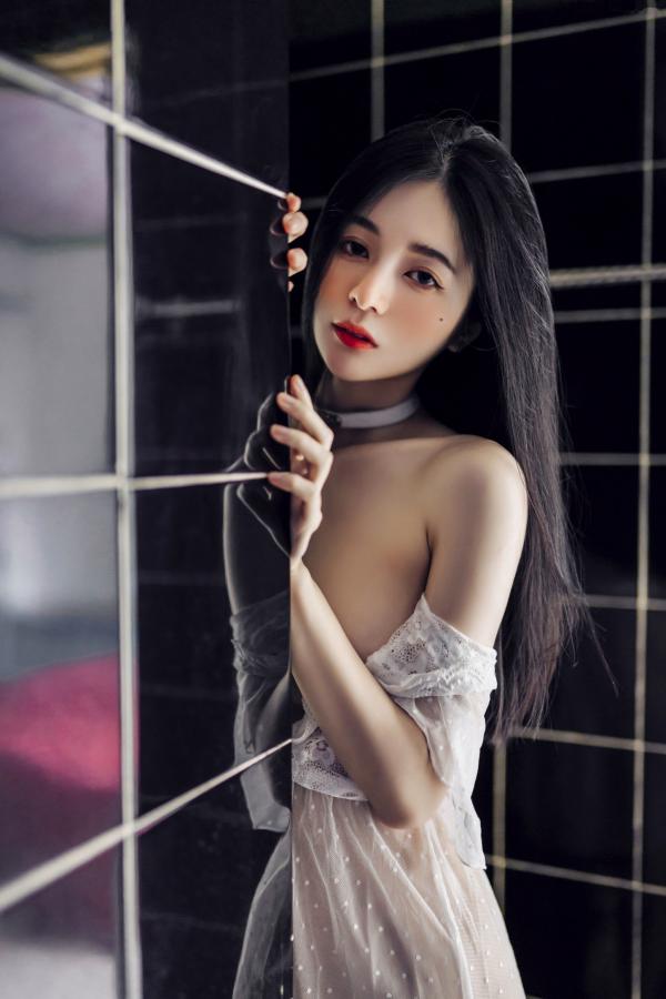    JVID辰辰私房写真：爆炸性感女友系，全裸床照与制服诱惑的极致盛宴第21张图片