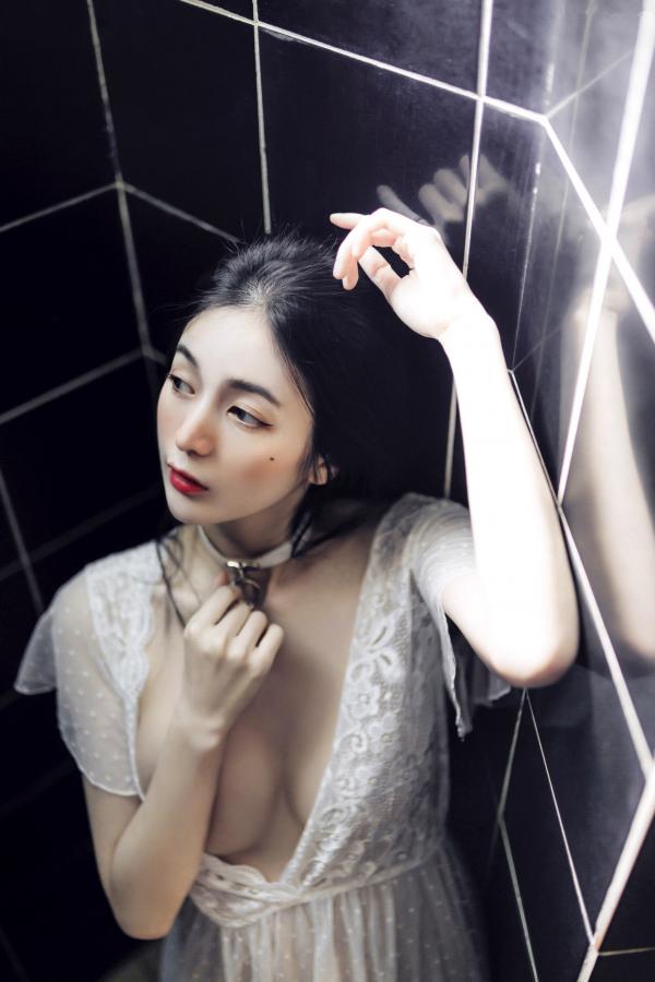    JVID辰辰私房写真：爆炸性感女友系，全裸床照与制服诱惑的极致盛宴第26张图片