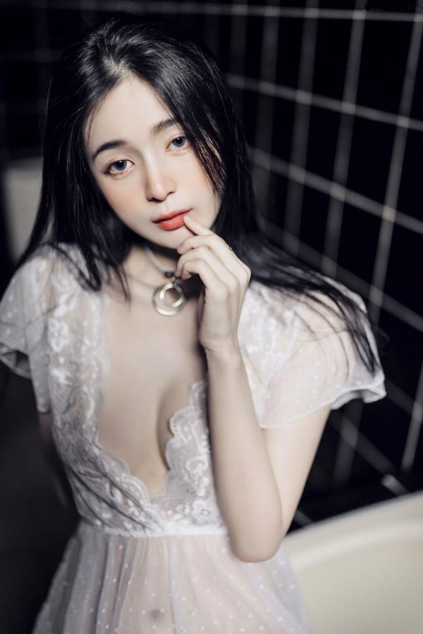    JVID辰辰私房写真：爆炸性感女友系，全裸床照与制服诱惑的极致盛宴第27张图片