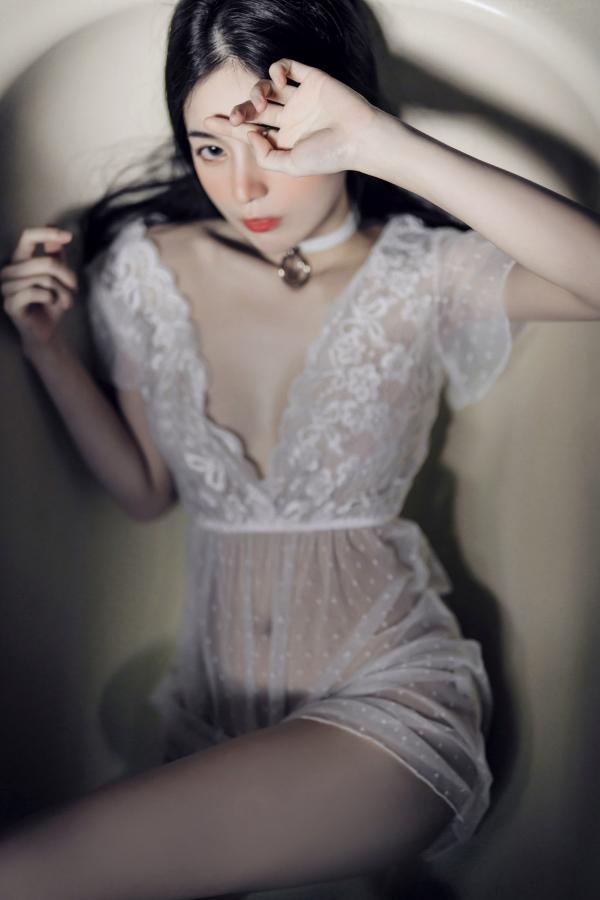    JVID辰辰私房写真：爆炸性感女友系，全裸床照与制服诱惑的极致盛宴第29张图片