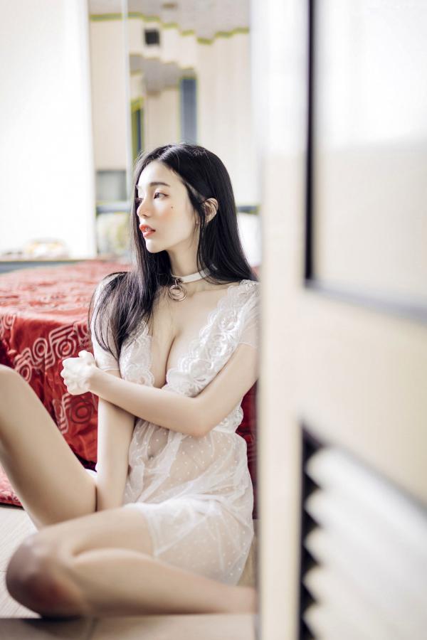    JVID辰辰私房写真：爆炸性感女友系，全裸床照与制服诱惑的极致盛宴第32张图片