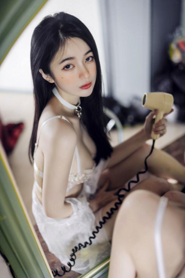    JVID辰辰私房写真：爆炸性感女友系，全裸床照与制服诱惑的极致盛宴第37张图片
